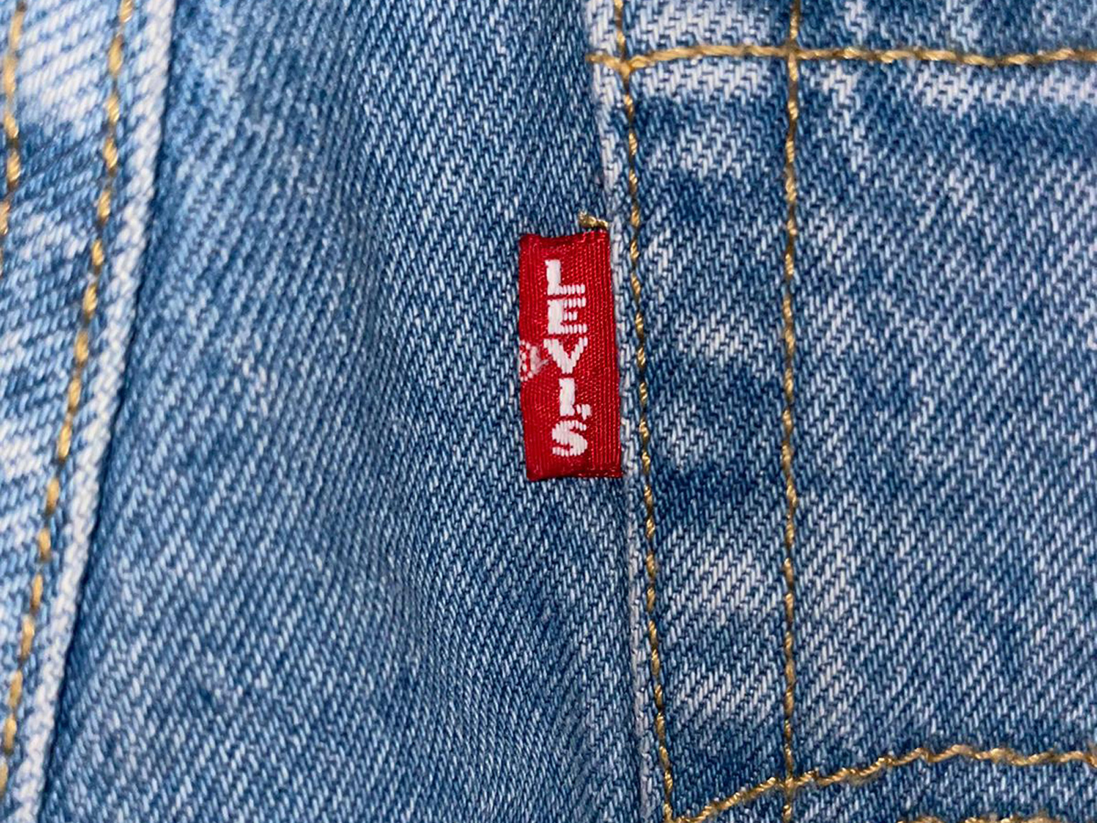 Rotes Fähnchen als Markenzeichen der Levi´s Jeans